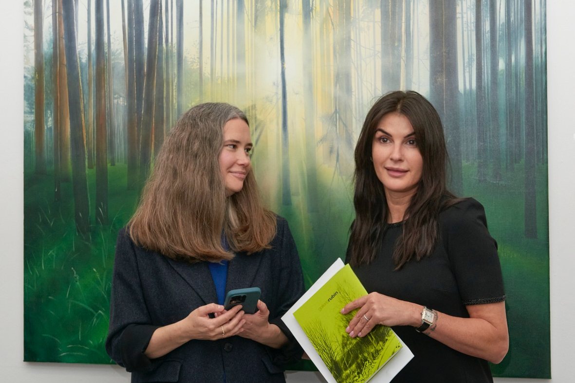 Inga Santa Maria con la curatrice davanti a un'opera di Evgenia Buravleva, mostra Stagioni russe