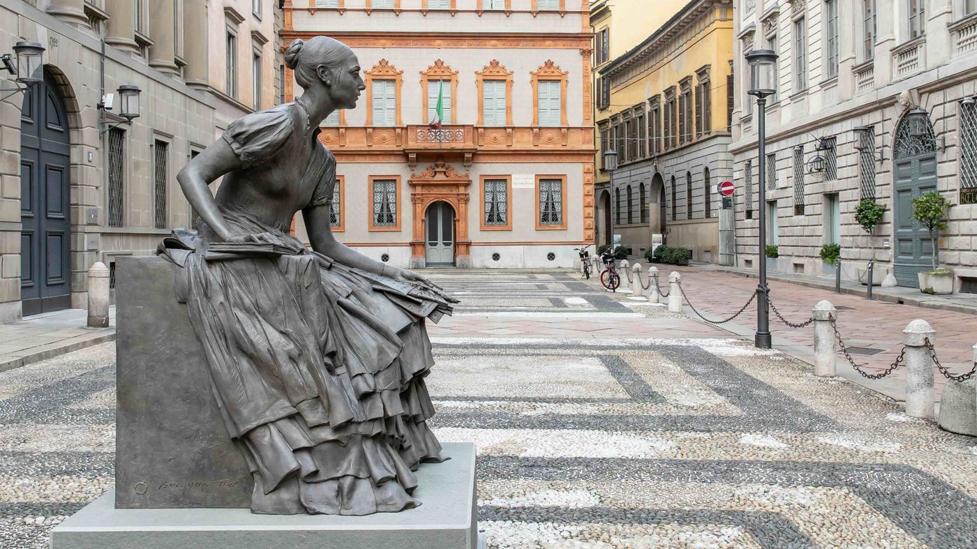 Il monumento a Cristina Trivulzio di Belgiojoso di Giuseppe Bergomi, piazza Belgioioso, Milano