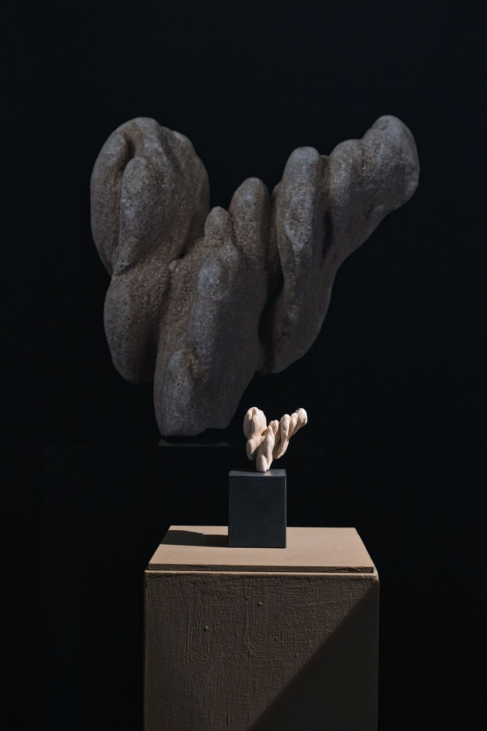 Scultura in pietra di Ahuva Zeloof, mostra Faith, Galleria Rubin Milano