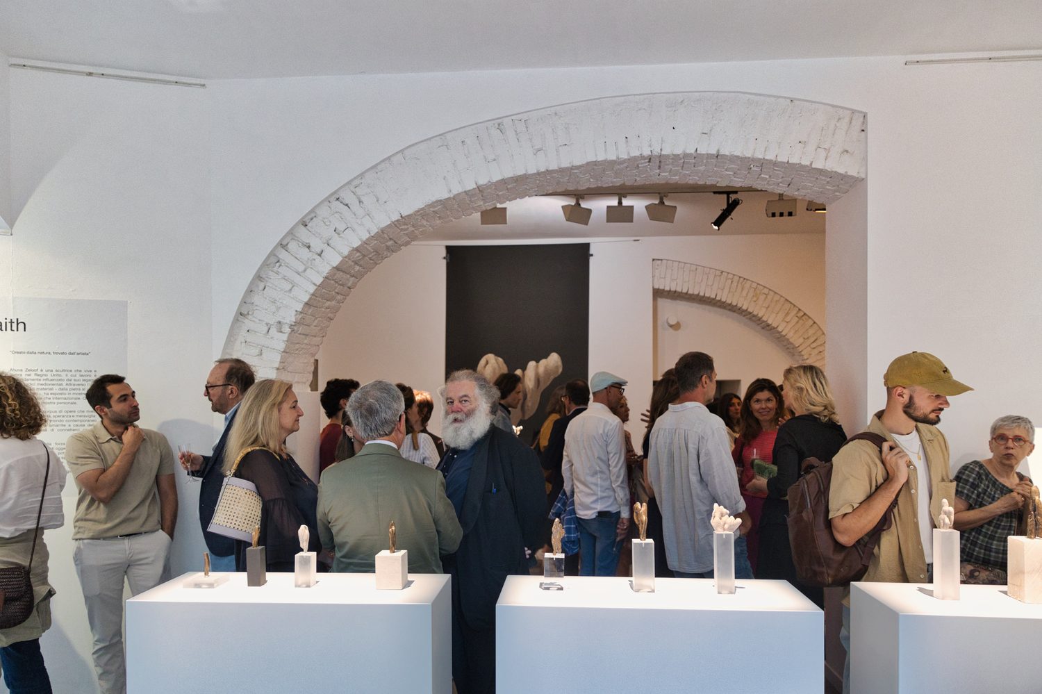 Pubblico al vernissage della mostra Faith di Ahuva Zeloof, Galleria Rubin